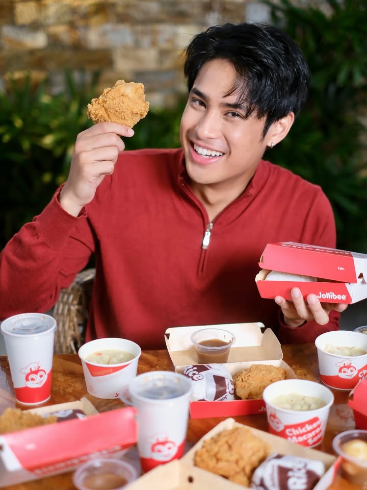 Can’t choose between Mashed Potato or Chicken Macaroni Soup?! 🤤
Why not both with your Chickenjoy? It’s a PERFECT PAIR combo for me!
@jollibee ❤️
#ChickenjoyPerfectPairs