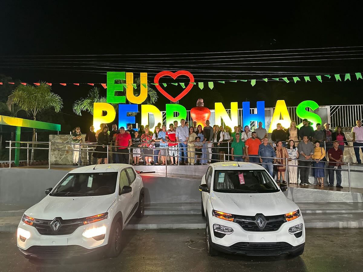 Ontem, entregamos oficialmente a reforma do trevo da nossa cidade. Um espaço que ficou lindo, moderno e que agora se tornou o novo cartão postal do nosso município. Mais uma conquista que enche nosso coração de orgulho e amor por Pedrinhas!
Deixo aqui meus agradecimentos a todos que estiveram presentes nesse momento tão especial, em nome do ministro Márcio Macedo, que tem sido um grande parceiro de nossa cidade. Agradeço também, de todo coração, ao nosso Deus, que nos guia e nos fortalece nessa missão de trabalhar pelo crescimento, desenvolvimento e evolução de Pedrinhas.
Por uma cidade mais feliz!