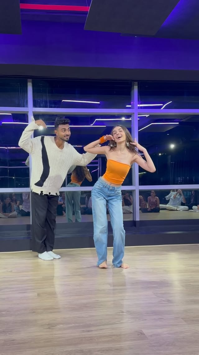 Sharaabi si hawa💨💞
Choreography: @alexander_noel_janam 🪬
Song: @ipritamofficial @mohitchauhanofficial @antaramitraofficial 🎧
Studio: @allthingsstudioind 📍
#bheegisibhaagisi #noyaforever #keyapatni #alexandernoelchoreography
#trendingchoreography #workshop #fyp #dancereels #trendingreels #trendingaudio #bollywoodsongs #viraldance #duodance #pritam #mohitchauhan #antaramitra