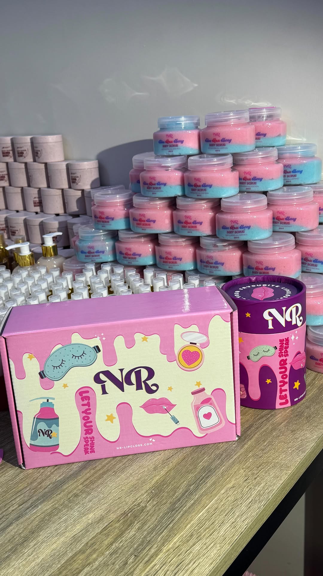 بمناسبه Anniversary NR قررنا نفرحكو كلكو 🎁
Set velvet bloom & strawberry sugar ( 2 body splash + 2 body lotion + dry oil + lipgloss { من اختيارك } 🌝
Set strawberry sugar هتكون ب ٦٠٠ ج بس 🙉
Set velvet bloom هتكون ب ٦٥٠ ج بس 🙈
باقي ال sets { body splash full size + body lotion full size + dry oil full size + lipgloss full size + body splash many size ) 🥰 و اسعارها علي الويب سايت
Lipgloss offers 😍 ( buy 2 lipglosses get 3 lipglosses + new shade هتجيلك مع الاوفر ) + body splash many size او body lotion many size 😍 و اكتبيلي فالنوت انتي حابه اي 😍
يعني هتدفعي تمن حاجتين و جالك ٥ حاجاات عليهم هديه 🙆🏼♀️
كل دا ب ٦٣٠ ج بس 🥰🥰🥰
Offer body splashes 😍( body splash strawberry sugar + velvet bloom+ satin heat + first and last love + Euloria secret )+ lip oil gift 🎁
و البوكس دا ب ٤٥٠ ج بس 🙈
Set blue rose berry ( body scrub + body lotion + shower gel + hair mist + lip oil ) ❤️❤️❤️
البوكس دا ٥٤٥ ج بس 🙉
الاوفر و الهدايا دي لمده ٢٤ ساعه بس 🙈
اطلبو دلوقتي من الويب سايت 😍
https://nr-lipgloss.com/