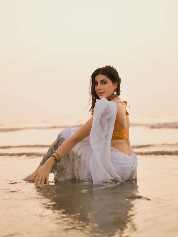 उसने बात की, कुछ ऐसे ढंग से
सपने दे गया वो हज़ारों रंग के ✨
#mishikkachaurasia #sunsetphotoshoot #fyp #bollywoodactresses #bollywood