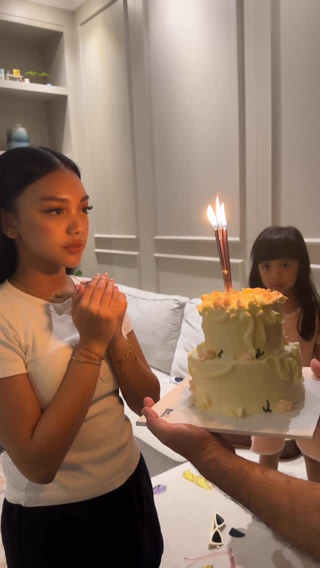 Kakak sayang selalu bersyukur punya kakak @naura.ayu sebagai cinta pertama pertamanya papa mama,masih keinget saat papa adzanin di telinga kanan kaka saat kaka lahir,gimana papa nunggu proses kaka lahir,perjuangan mama saat ngelahirin kaka dan nangis bahagianya papa saat punya kaka dan peluk kekpa waktu itu nangis berdua,papa akan selalu jaga kaka dan kaka selalu buat papa mama bangga.
we love you so much kaka sayang,new chapter on your 20th.selalu inget Allah ya nak,
jgn lupa terus berdoa,sayang banget sama kaka,terus jadi kaka yg kita sayang ❤️❤️❤️
#mashaallah #mashaallahtabarakallah #allahummabaarik #birthdaygirl #nauraayu #daughter #18june #anakperempuan #ulangtahun #happybirthday #thebaldys #keluarga #keluargathebaldys #family