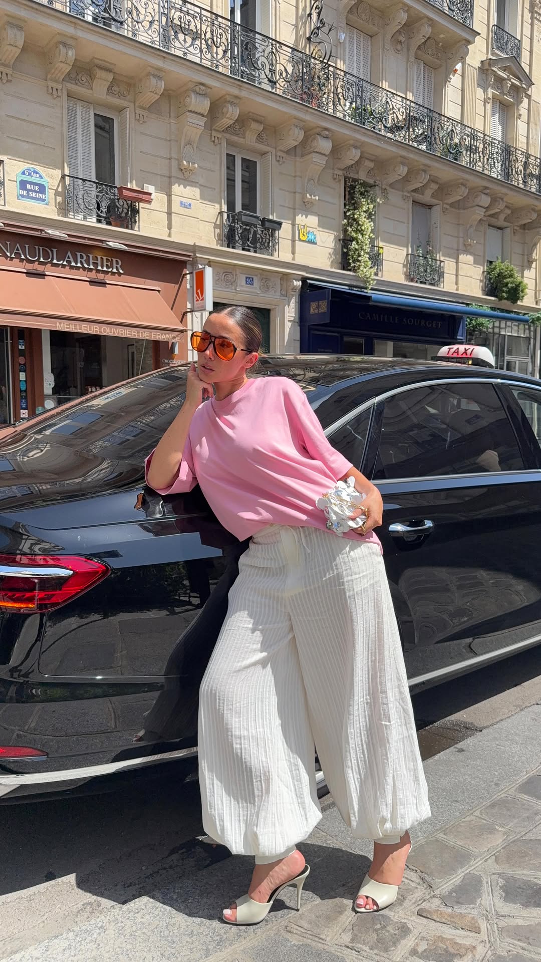 Je réponds à vos questions sur la Fashion Week dans mon @taxisg7 🤍
Collaboration commerciale