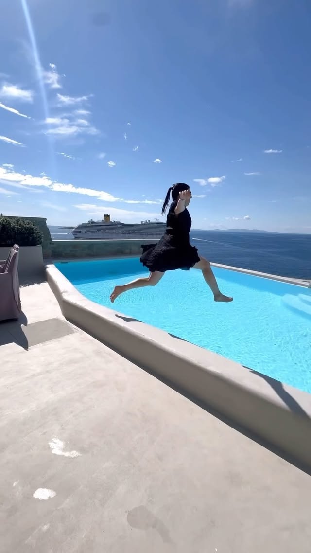 Back at📍@cavotagoomykonos
Can you believe these villas?! What I love best about this hotel is that every single room/suite/villa are completely different from one another! Here I am going from a 2 bedroom villa to a 1 bedroom suite and they both have their own private infinity pools!!! 😍 Which one do you prefer? 🤩 Villa tour coming soon!
🎥 @nicktheonly
🏃🏻♀️ @melissa
#mykonos #greece #luxury #europe #run #holiday #vacation