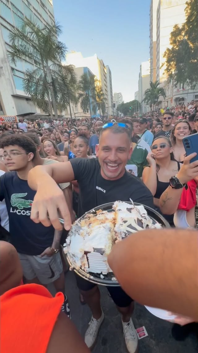 E nosso fã @robson_wernek que levou a mãe, a família e até um bolo pro Dog Secret Juiz de Fora? ❤️
O mais maneiro é que ele realmente conseguiu capturar a essência do Dog Secret nesse vídeo: Gente de todas as idades, crianças, pets, até galinha tava presente! Todos juntos celebrando a vida e entrando em contato com o lado mais bonito da música eletrônica 🥰
Obrigado por isso Robson, mãe dele e todos que estavam lá com a gente nesse dia tão especial 🤩
Edição: @deborahlaby