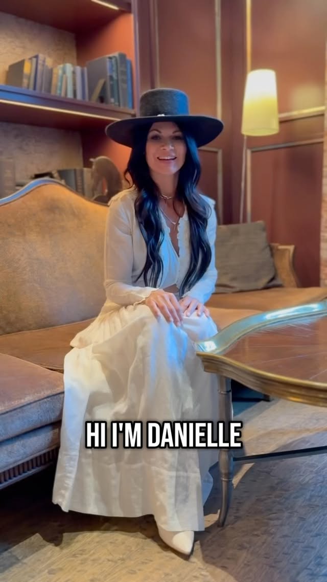 Come behind the scenes of our recent cover shoot with actress @daniellevasinova ✨🤠
📸 @beausimmons
👗 @stylebybek
💄 @juliekoethmakeup
#cowgirlmagazine #onthecover #western #horseriding