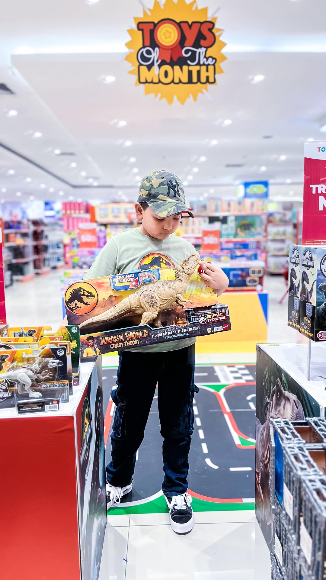 Hi hi… para penggemar Dino Dari Jurrasic world Wajib banget merapat !!!
Banyak banget loh koleksi terbaru mainan Jurassic world favoritenya Gavriell… dia jadi exited banget loh…!!! Apalagi sambil menunggu filmnya Jurassic world rebirth yang akan tayang, wajib beli nie koleksi mainannya 😘
Nah, selain koleksi2 mainan terbaru dan ter uptodate di Toys Kindom aku dan anak2 jadi Kalap loh belanjanya karena banyaknya diskon dan promo2 yang ada… 🤩
So jangan lewatkan promo2nya yaaa teman2… langsung cuzzz ke @toyskingdom Manado Town Square 🥳
#toyskingdom