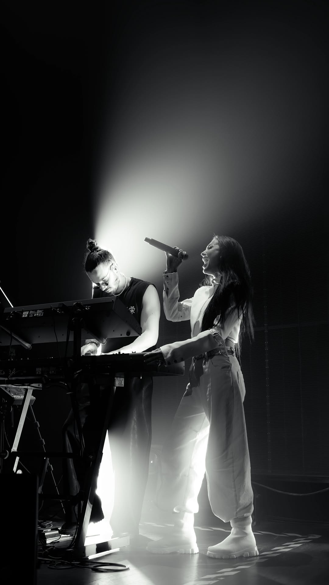 You exist in my song…
🤍🤍🤍
Incredibly talented @leo_piano__ on 🎹
Of course, none of this would be possible without the rest of the band:
@derwishmusic
@mortiz.music
@carlos_lopez_marquez_
@flavio.saturno
#我的歌声里 #ElleBlink #SongCover #ChineseMusic #SingerInChina #MusicFromChina #VoiceOfChina #MusicJourney #HealingVoice #china #歌手 #中国