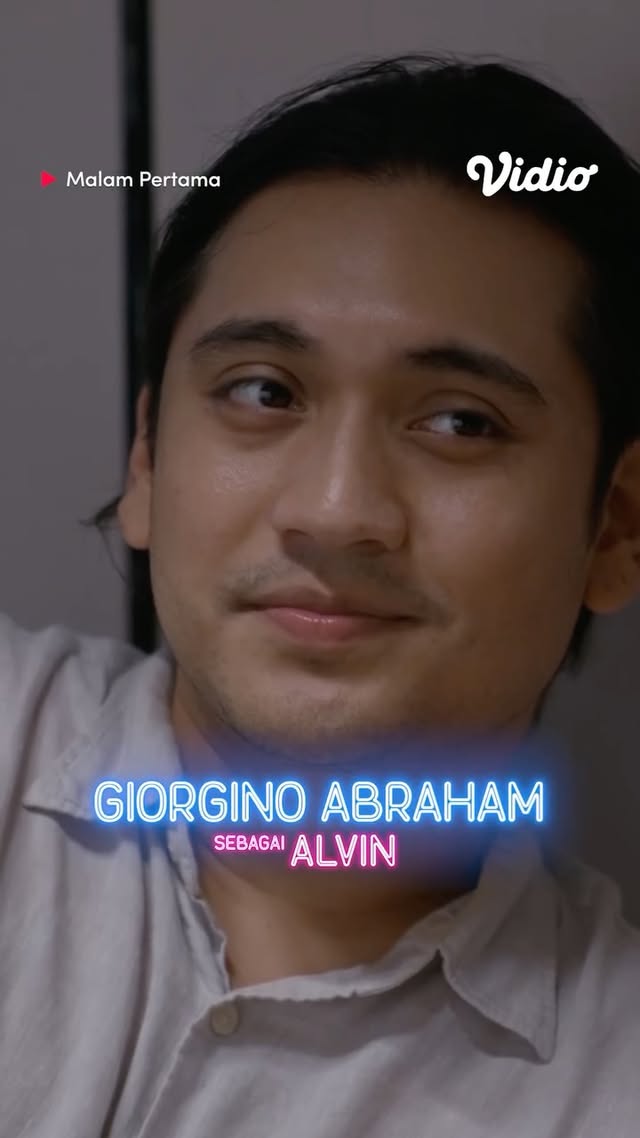 Apa sih salahnya Alvin? Kenapa Astrid marah-marah mulu 🤔 tapi lama-lama disenyumin juga kok sama Astrid 😋
Penasaran ada kisah apa di antara Alvin dan Astrid? Nonton Vidio Original Series: Malam Pertama tayang hanya di Vidio.