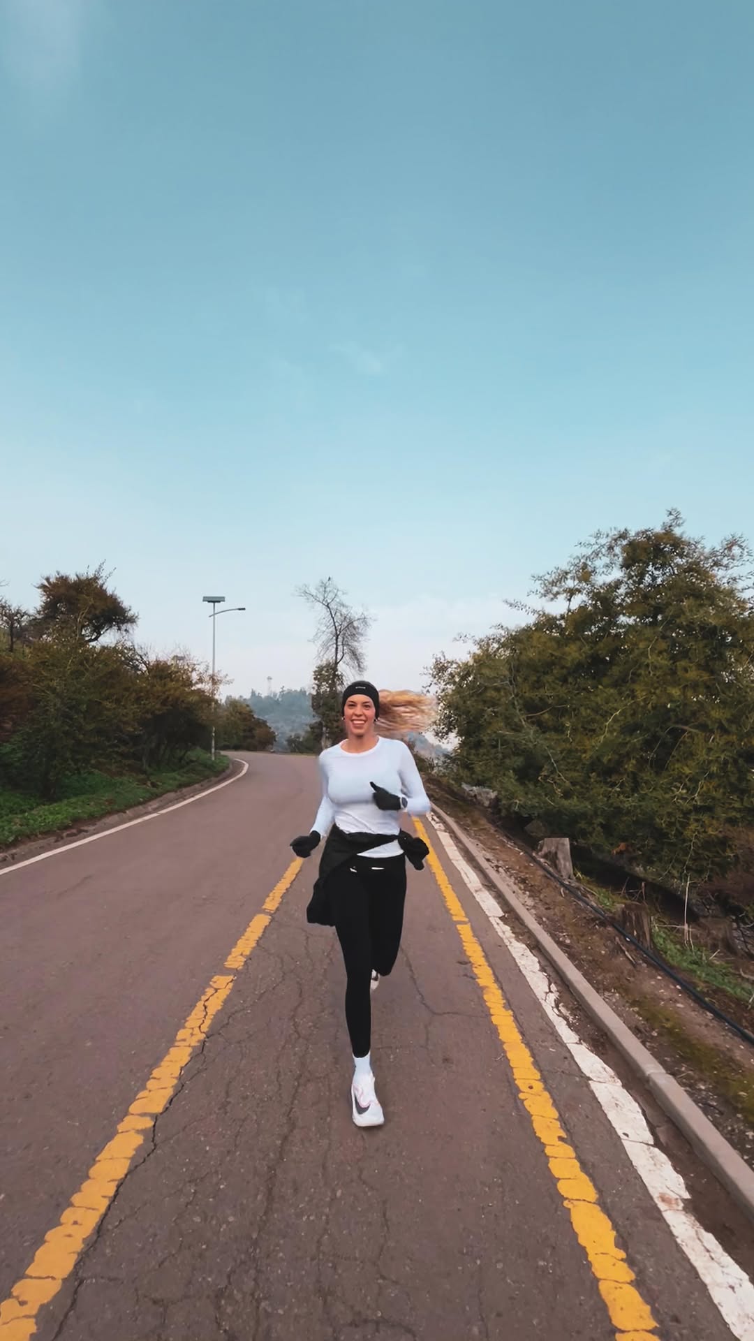 20K de cerro y ciudad 🏔️
Este es el circuito que hicimos para completar 20k: Partimos desde la casa de la Susi (Vespucio con Kennedy aprox), seguimos por la ciclovía de Vespucio hasta la entrada del San Cristóbal por La Pirámide y de ahí subimos directo hasta la Virgen, ida y vuelta.
En el km 10, parada obligada: mote con huesillo en la cima (mejor que cualquier gel jajaj).
Un paseo hermosoo si aman correr, subir cerro y ver Santiago desde arriba.
Mi primera capa y mi cinturón de running son de @thealife.chile y la amé porque no pasé ni frío ni calor 👌🏼
#run #running #runner #runnergirl #runnerlife #marathon #maraton #42k #entrenamiento #runnermotivation #runningmotivation #runningforfun #marathontraining