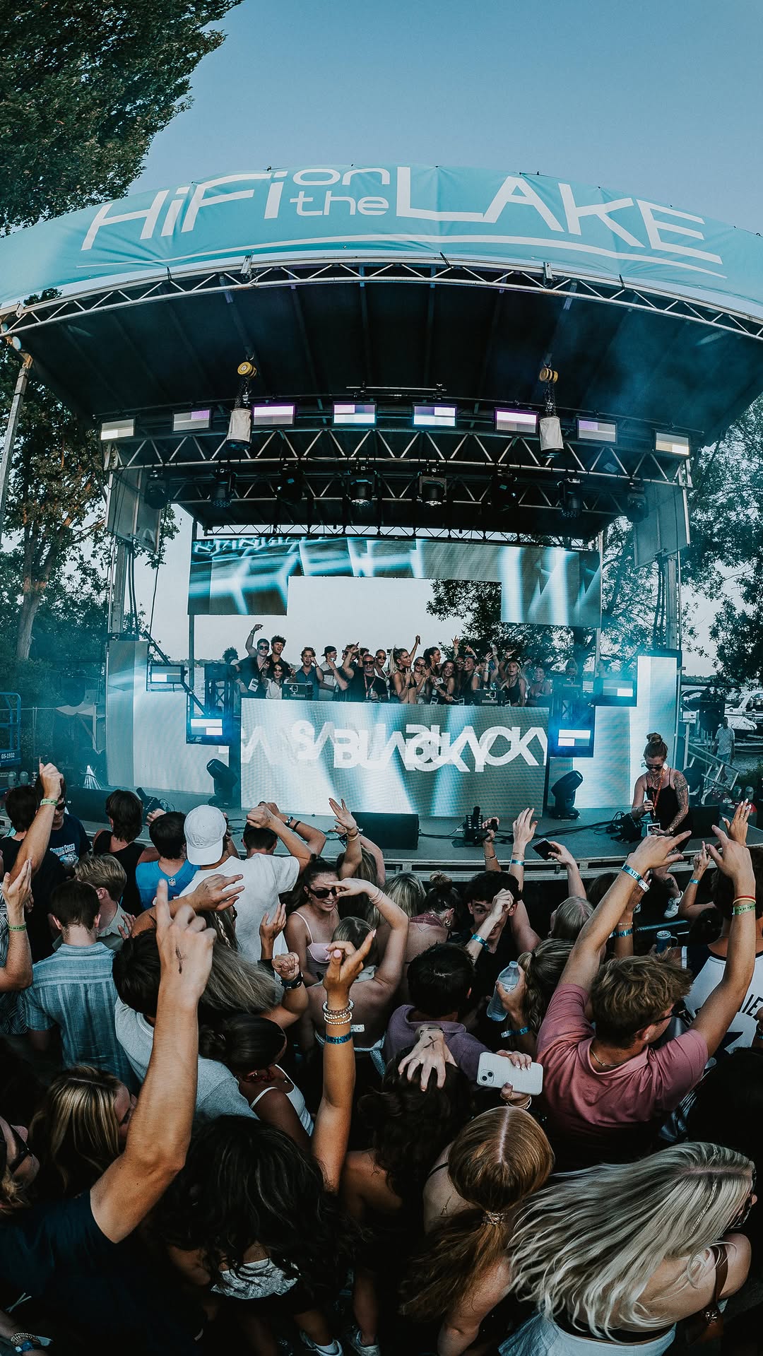 Never seen so many good looking people in one place 🥵
#rave #raver #festival #purplerain