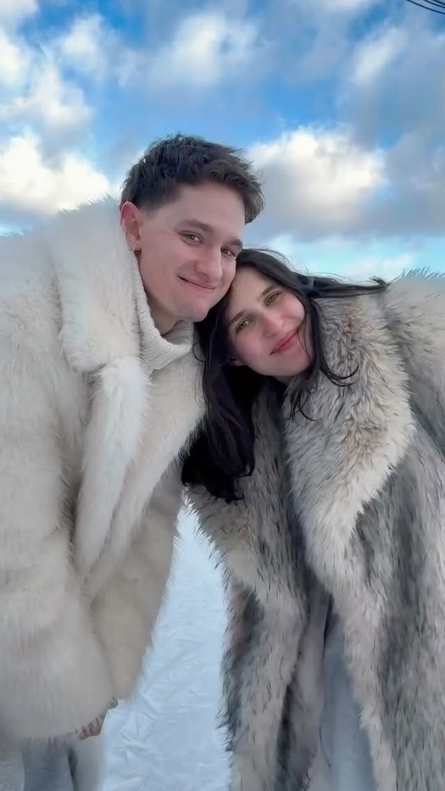 Зима — время, когда хочется дарить нежность. Only Me представляют серию роликов, в которой влюбленные делятся теплыми моментами и традициями холодного сезона ☃️
Наши первые герои — Анита и Вова. Вова выбрал экошубу из нашей мужской коллекции, на Аните — экошуба под енота, тоже одна из новинок.
