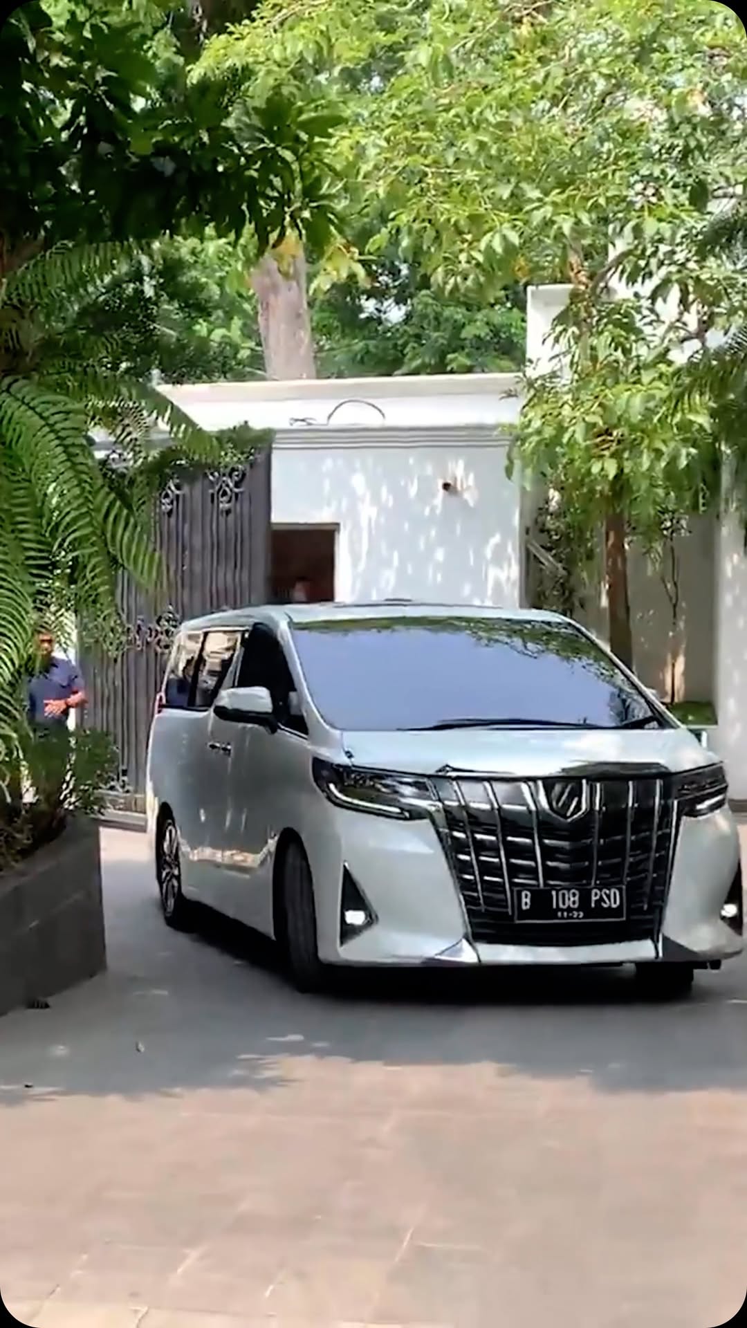 #repost @erickthohir
Terima kasih kedatangannya Pak @prabowo ke kediaman saya & mau menyempatkan bertemu istri dan anak-anak saya. Sebuah kehormatan untuk kami.
Saya support Pak Prabowo untuk Indonesia. 🇮🇩