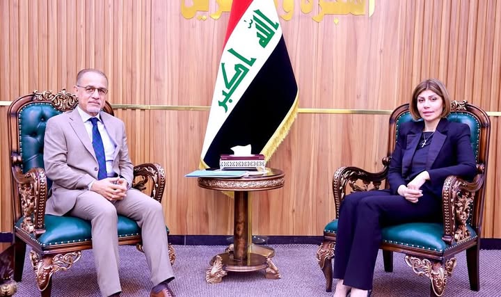 وزيرة الهجرة ونائب ممثل الأمم المتحدة في العراق يبحثان التنسيق المشترك وآليات دعم العائدين
استقبلت وزيرة الهجرة والمهجرين السيدة إيڨان فائق جابرو، نائب الممثل الخاص لبعثة الأمم المتحدة في العراق منسق الشؤون الإنسانية السيد غلام محمد إسحق، في مقر الوزارة وسط العاصمة، لبحث سبل التعاون المشترك في دعم الفئات المشمولة برعاية الوزارة.
وجرى خلال اللقاء، مناقشة أبرز التحديات التي تواجه ملف النازحين والعائدين، إلى جانب تعزيز آليات تقديم المساعدات الإنسانية الضرورية لهم، كما تناول الجانبان ملف عودة العوائل العراقية من مخيم "الهول" في سوريا، وأهمية دعم جهود التأهيل المجتمعي للنازحين من خلال متابعة أوضاع الموجودين في مركز "الأمل" بمحافظة نينوى.
المكتب الاعلامي
22_ حزيران_2025