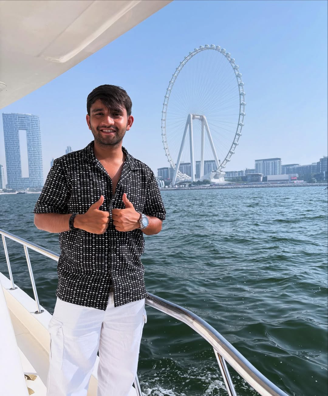 Thumbs up! Coz you're in Dubai 🇦🇪♥️
