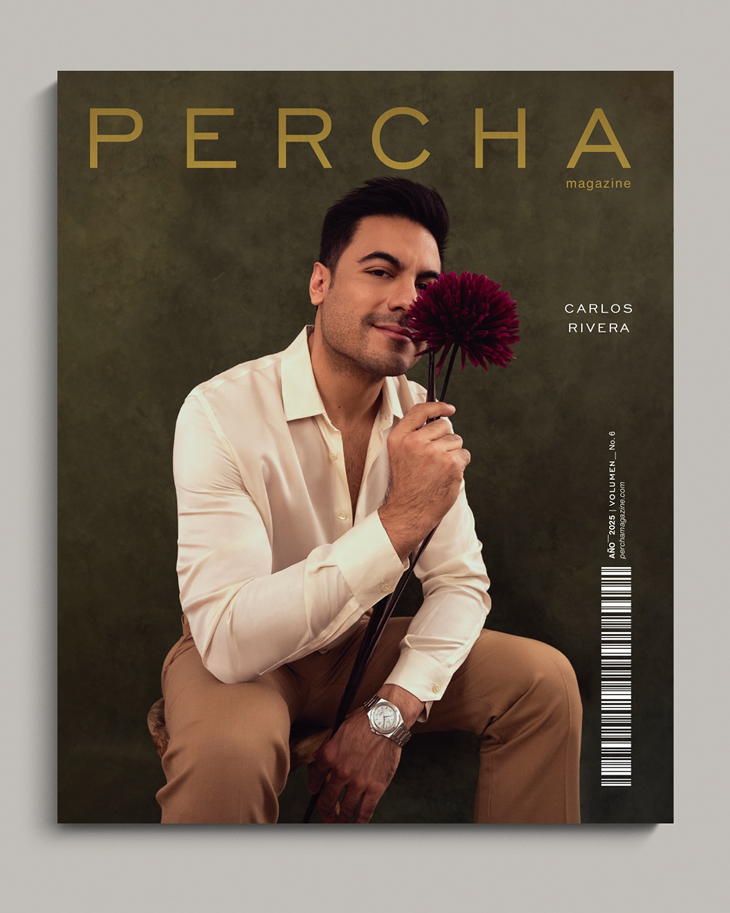 ¡ESTRENAMOS NUESTRO VOLUMEN Nº6!
En nuestro Volumen 6, celebramos a @carlosrivera un artista que, a veinte años de haber iniciado su carrera, ha aprendido a convertir el paso del tiempo en un acto creativo.
En esta portada, Carlos nos habla del arte como refugio, del amor como una pregunta abierta, y del tiempo como ese espacio donde se mezclan la gratitud, la experiencia y las ganas de volver a empezar.
Con cada nota, cada silencio y cada segundo, Carlos Rivera convierte el paso del tiempo en arte que trasciende a través de @iwcwatches_mexico
Editor en Jefe @bienfufurufo
Fotografía @enriqueleyva_
Dirección Creativa @edu.espejo
Styling @fernan.mx
Grooming @robbielikemargot
Coordinación de Moda @srhmendoza & @dancorreaal
Asistente de Foto @ojo_zrt
Asistentes de Moda @marareyesd & @nathaliaburruel
Asistente de Coordinación @michellgn_
Look Portada @ysl @rcano | Reloj Ingenieur Automático 40_ @iwcwatches
Look Portada Beauty @harrisandfrank @cosstores @levis | Reloj Ingenieur Calendario Perpetuo_IWC Schaffhausen
Agencia @3managementmx
Agradecemos a @studio_selinus las facilidades otorgadas para el uso de sus instalaciones.
Historia Completa | Link en Bio ☝🏾
Pre-Order NOW | Link en Bio ☝🏾
#perchamagazine #CarlosRivera #cover #look
