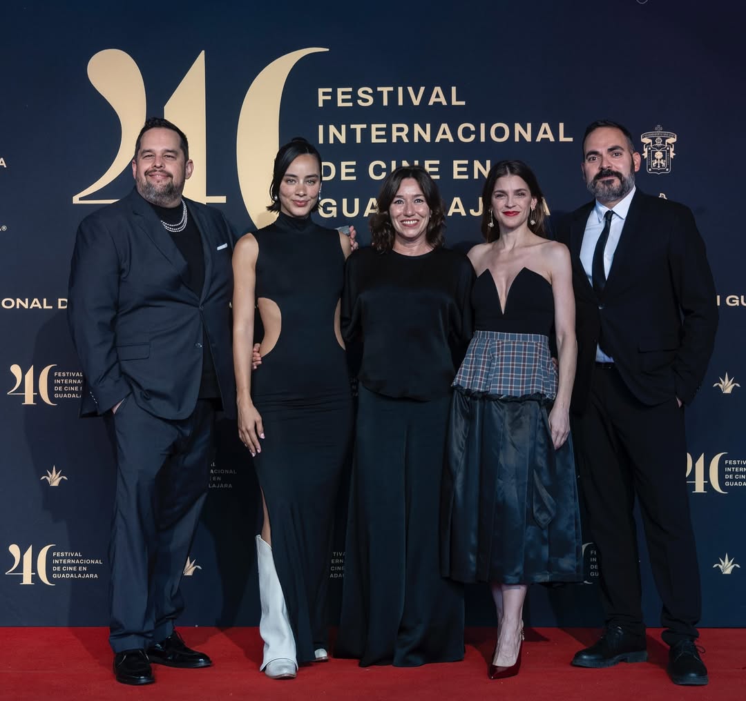 Andábamos como quien se acaba de enamorar. Con la mirada sonriente y la ilusión por delante. Y así me siento todavía de recordar esos días en el @ficg Qué dicha tantas películas, tanto cariño recibido, y las carcajadas, las pláticas, el chismecito, los abrazos, los reencuentros, las nuevas formas y personas, la complicidad, las alegrías y hasta los virus compartidos.
🔮Sueños cumplidos y multiplicados de magia con mis amorosos compañeros de Jurado del @premiomaguey
THE MAGUEYITXS 🌈 @jorgemarmich @ireneazuela @david__martos y #LolaDueñas
Que fortuna la mía, lo sé!.
(Vi a mis primos ganar a mejor película hecha en Jalisco y abrazarse desbordados sobre el escenario. @alexdessavre y @estefania.inti 🔥)
Gracias @tonnieaguilar por tu generosidad y ternura.
Gracias @premiomaguey por ser espacio seguro y casita para las diversas formas de amar y crear y habitar el mundo. 🌸
Gracias inmensas @pervertonline @estrellaaraiza @g.gomezmata @victormercadosa por sembrar comunidad, por fomentar una industria donde quepamos todxs y por hacerlo TAN épicamente divertido. 🎬✨
@pervertonline por esa llamada que me renovó la esperanza.
Gracias @rubelia por hacerlo posible. 🦋
A mi madre y mi hermana, eternos amores.💜
Te amo mucho mi cuarentón, @ficg
🌈🦋🩷✨🩵🌸💗🌺🌊🦄