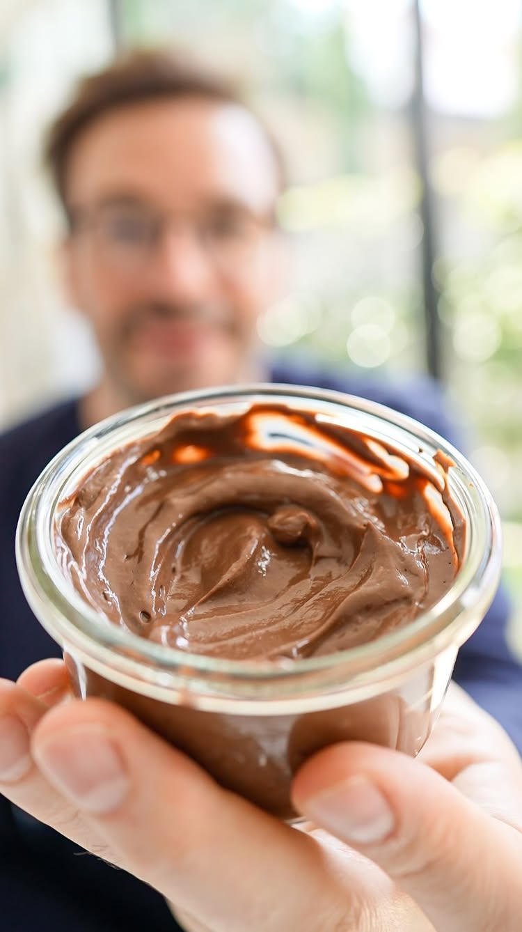 Pudim de ovo mexido? Será que é bom?
Na internet sempre aparece uma receita esquisitona que deixa a gente curioso para testar.
Essa receita postada pela @lilsipper chamou a minha atenção por ser uma opção de pudim de chocolate saudável e proteico. Por isso eu decidi testar.
Ingredientes
2 ovos mexidos
2 colheres de sopa de cacau em pó
2 colheres de sopa de mel
Um pouquinho de leite ou bebida vegetal para ajudar a bater.
Leve ao refrigerador por umas duas horas para ficar gelado e mais firme ou coma quente que também é gostoso.
🎬 Siga o passo a passo do vídeo para preparar.
Antes de ir, marque nos comentários os amigos que vão gostar dessa receita.
#comidas #comida #receitafacil #receitasfaceis #receitaspraticas #receitapratica #receitas #receita #receitasfit #receitafit #receitasaudavel #receitassaudaveis #comidadeverdade #saudavel