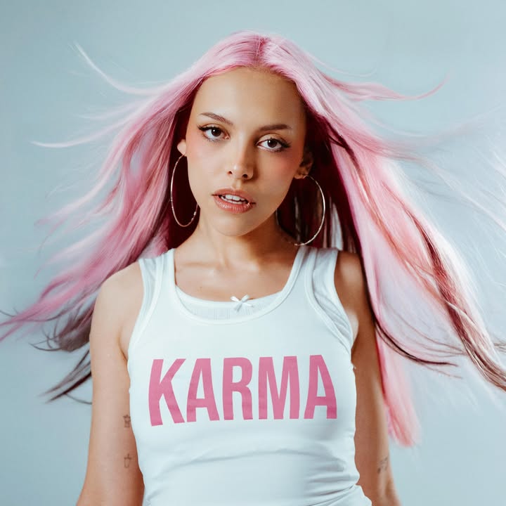 KARMA🩷🩷🩷 que emoción compartirles por fin mi primera canciónnnnnn, muchxs saben lo que me ha costado llegar hasta aquí 🥹 espero que les encante tanto como a mí <3
disponible el 26 de junio (mi cumple no lo olviden)
PRE SAVE en mi bio 🩷