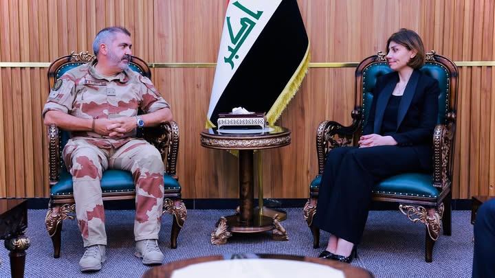 بمناسبة انتهاء مهامه في العراق..
وزيرة الهجرة تستقبل مدير الشؤون المدنية للتحالف الدولي في العراق وسوريا
استقبلت وزيرة الهجرة والمهجرين السيدة إيڨان فائق جابرو، مدير الشؤون المدنية للتحالف الدولي في العراق وسوريا العميد أوليفير سيلو، في مقر الوزارة وسط بغداد، بمناسبة انتهاء مهام عمله في العراق.
وجرى خلال اللقاء، التأكيد على ضرورة استمرار التعاون المشترك خلال المرحلة المقبلة بما يخدم فئات عناية الوزارة من النازحين والعائدين، لاسيما ما يتعلق بدعم المتواجدين في مركز (الأمل) لإعادة التأهيل المجتمعي للنازحين في نينوى.
وقدم العميد أوليفير سيلو، شكره إلى السيدة الوزيرة على جهودها المبذولة في إدارة ملف النزوح في البلاد ورعايتها للأسر النازحة والعائدة، فيما عدها تجربة رائدة فيما يتعلق بالعمل الوطني والإنساني.