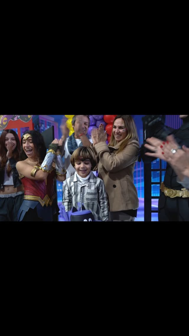Acá les traigo un pequeño resumen del hermoso cumpleaños de Vitto, hijo de @belufrancese
Gracias por el espacio 😁🙌🏻
Barra de Licuados Infantiles: @elaeventos
Make Up: @lu.pintandocaritas
Organizadores: @guacamole_eventos & @pro.produ
Stand de Algodon de Azúcar y Pochoclos: @guacamole_eventos
Stand de golosinas: @masazucarxfavor
Cabina de fotos: @cabinaslove
Show super heroes: @sweetdreamanimaciones
Inflable Burbuja: @inflablessmile
Salón y animación: @gisela15grutteria
Foto y video por mi: @victoriakonovalov.audiovisual