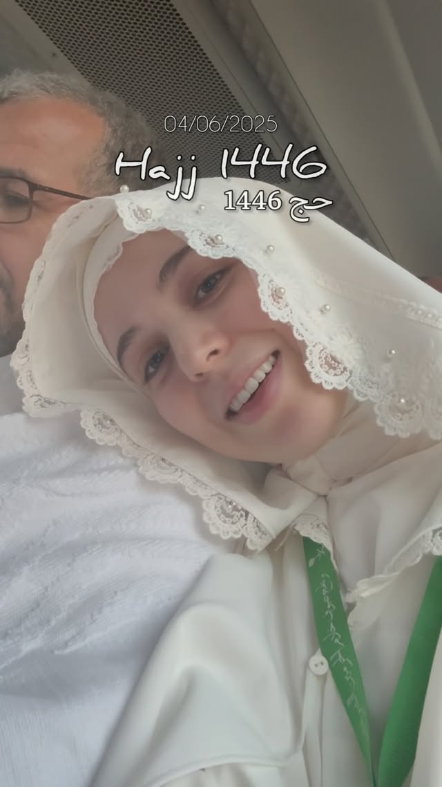  عيدي هذا العام كان مغمورًا بلُطف الله..
عيدٌ تسلّل إلى قلبي وأسعده سعادة لم أشهدها من قبل.. فرحة حج ونعمة مرافقة أبي… فكان أجمل من كل الأعياد.. ولله الحمد والشكر والثناء على توفيقه ورحمته واستجابته لدعائنا🥹
دعوت لكم كثيرًا، بصدق ومن أعماق القلب،
حتى من لا أعرفه… كان له نصيب من الدعاء.
فلا تنسوني أنتم أيضًا في دعواتكم وسجودكم.
تقبّل الله منّا ومنكم، وغفر لنا ولكم،
وكل عام وأنتم إلى الله أقرب،
والحمد لله حمدًا كثيرًا طيبًا مباركًا فيه.
جزى الله كل من وُفّق وشُرّف بخدمة حجاج بيته خير الجزاء،
ودعوات صادقة أن يجزيهم الله أضعاف ما قدّموا .. كل القائمين على برنامج ضيوف خادم الحرمين الشريفين🥹🥹 🤲❤️
#حج #مكة #ضيوف_الرحمن #ضيوف_خادم_الحرمين_الشريفين
#المملكة_العربية_السعودية #حجاج_مغاربة
