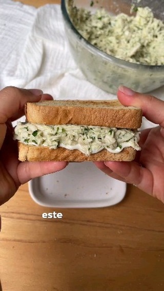 Te dejo la receta ⤵️
.
Primero vas a hervir dos pechugas de pollo y una vez bien cocidas las vas a desmenuzar. Lo podes hacer con la mano, con tenedores o con la batidora.
Al pollo le vas a sumar 1 palta, 1 cda generosa de queso crema descremado o yogurt natural, un puñado de cilantro (o perejil), la parte verde de 1 cebolla de verdeo, limón, sal y pimienta.
Y listo! Este sandwich te va a salvar los almuerzos o post entreno más de una vez 😉
.
Creditos: gracias a @goclean.now 🥰
.
#sandwich #sandwichsaludable #receta #recetassaludables #comida #comidassaludables #recetas #recetasfaciles #recetasrapidas #recetassimples
#comidasaludable #comersaludable #comersano #fit #recetasfit #recetasfitness #viandas #viandassaludables #vivirsaludable #ejercicios #gym