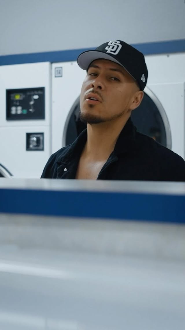 🚶🏽♂️❤️ ... “Llegaste Tu” link in my bio, el link esta en mi bio
.
.
🎥 @directedbyavel