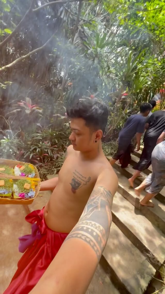 Apa itu melukat ? Melukat itu pembersihan diri secara spiritual, memang banyak pro kontra disini tapi semua tergantung dari niat nya karna kita pun disuruh berdoa sesuai keyakinan kita masing-masing dan tidak ada doa khusus yang ditujukan / diwajibkan untuk menyembah apa yang bukan keyakinan kita .
Berbeda keyakinan bukan tolak ukur kita untuk menjatuhkan satu sama lain , salam toleransi ✨