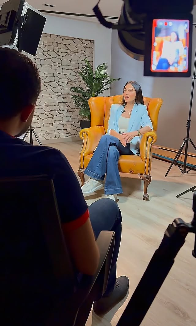 كواليس حوارنا من الجميلة التونسية اللي نورتنا في @sayidaty 🤍 @fatmanasserofficial 🤍 من ألذ وألطف الحوارات اللي عملتها في السنة الأخيرة 🎞️
📷 @yehiaa7med 👏🏽
coordination @rahmaeid_ thx alot🌷