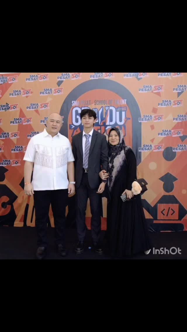 Selamat atas kelulusanmu, Nak! Salah satu kebahagiaan Papa dan Bunda adalah menjadi saksi setiap kesuksesanmu dan menuntunmu menjadi manusia yang lebih baik, bisa membawa banyak manfaat.
Perjuanganmu masih panjang, ketekunanmu telah membawamu sampai ke titik ini. Semoga doamu membawamu terbang menggapai cita citamu . Terima kasih telah membuat Papa dan Bunda bangga, We love you ❤️
#graduation #lulussma #smapesat #lulusan2025