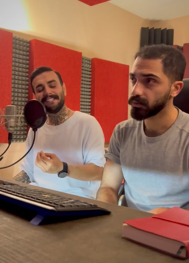 زیـر بارونـا گُمَم ...🌧️🖤
____________________
با هنـرمندی رضـا جانَــم ♥️
@rezateymoori_music
____________________
@hoorosh.official
@mehdidarabi.music