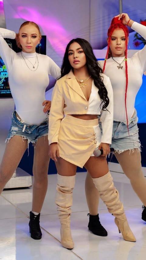 He aquí la primera parte de mi participación en @asiesraulgrisantytv
Roxy Dancers
@arias_helen10
@karrlaa._
The Best
@lbmusicrd
@nefiadonis
@braynier_
@carolguarina
@onavis.benjamin
#memandosola #envivo #reggae #lamala