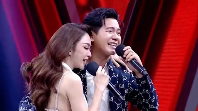 เป้ยขอบคุณรายการและพี่ๆทีมงาน ร้องข้ามกำแพง @thewallsong_official @workpoint มากๆนะคะที่ให้โอกาสเป้ยได้กลับมาเจอกับไอซ์ ให้เป้ยทำในสิ่งที่เป้ยไม่เคยคิดว่าเป้ยจะทำได้ ขอบคุณในความพยายามของทีมงานจริงๆค่ะ
ขอบคุณพิธีกร @kankantathavorn ผู้ร่วมรายการทุกๆท่าน @icesarunyu @djdada @nickynachat @tamagodji @thisisbebe @djoung เป้ยดีใจที่ได้เจอทุกคนนะคะ
ขอบคุณเพื่อน @ooosasiwan และ @tangmomakeup ที่คอยพูดให้กำลังใจ บอกว่าเป้ยต้องทำและเป้ยทำได้ ให้เป้ยได้ออกจากกรอบความกลัว ความกังวล ทำให้เป้ยได้สร้างความทรงจำที่ดีกับไอซ์อีกครั้ง
ขอบคุณ @gee_jiwat และ @tangmomakeup ที่แต่งหน้าตีฟาร่าให้เป้ยได้เหมือนย้อนกลับไป 17 ปีที่แล้วสุดฤทธิ์
ขอบคุณ @yupapron65 @iampuyzaa @bill.prapat ที่ดูแลและเชียร์อัพเป้ยตลอดอยู่ข้างกายเป้ยไม่เคยห่าง
และสุดท้ายขอบคุณคุณสามี @popynithi และพี่โปรด @prodassadin.b ที่พาเป้ยไปเรียนร้องเพลง นั่งรอให้กำลังใจและคอยซัพพอร์ตเป้ยในทุกๆเรื่อง
❤️
#ร้องข้ามกำแพง
#thewallsong
#คนใจง่าย