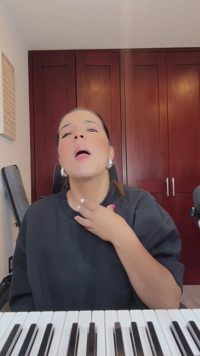 Calienta tu voz en 10 min🎤🔥
Comenta si quieres más ejercicios asi 👇🏼
.
.
.
.
.
.
.
.
.
.
.
.
.
.
#vocallessons #tipsdecanto #clasesdecanto #aprendeacantar #vocalwarmups #vocalcoach #maestradecanto #reels #reelsinstagram