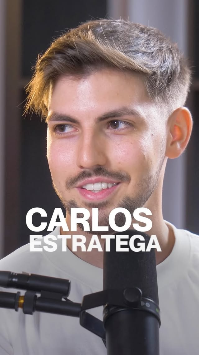 Comenta ‘Carlos’ abajo y te envío el link para verlo! 🙌
¿Quieres saber cómo alcanzar un millón de seguidores en Instagram en menos de un año? Este episodio es para ti…
Hoy, en nuestro podcast, nos acompaña @carlos.estratega, un crack que logró 100k seguidores en 1 mes y más de 1 millón en un año. 🚀
Carlos nos cuenta abiertamente cómo lo hizo, abordando temas como:
- Su origen humilde y cómo la crisis de 2008 cambió su vida.
- El análisis detallado de contenido que lo llevó al éxito.
- Las claves para crear contenido viral y efectivo.
- La importancia de la consistencia y la estrategia en redes sociales.
No puedo esperar a que veas este episodio y compartas tus pensamientos.
Busca ‘Offline Podcast’ en YouTube para ver el episodio completo!