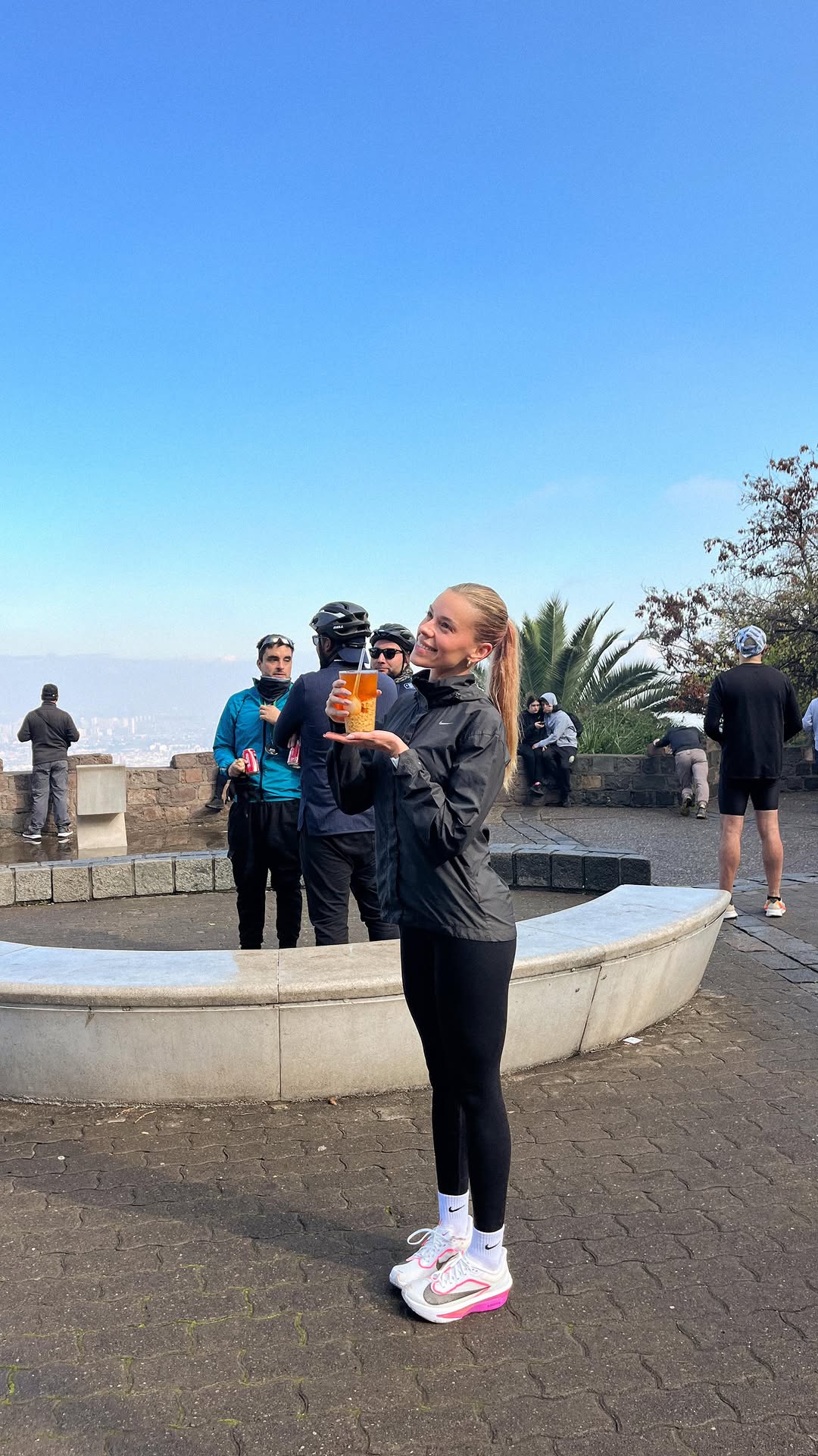 El día estaba tan lindo que habría sido un pecado no salir… la cordillera nevada, cielo despejado, mote con huesillo y 16K con mi amiguita, soy tan feliz ☀️ 🏔️
#running #42k #runningmotivation #marathon #runner #run #runners #runnergirls