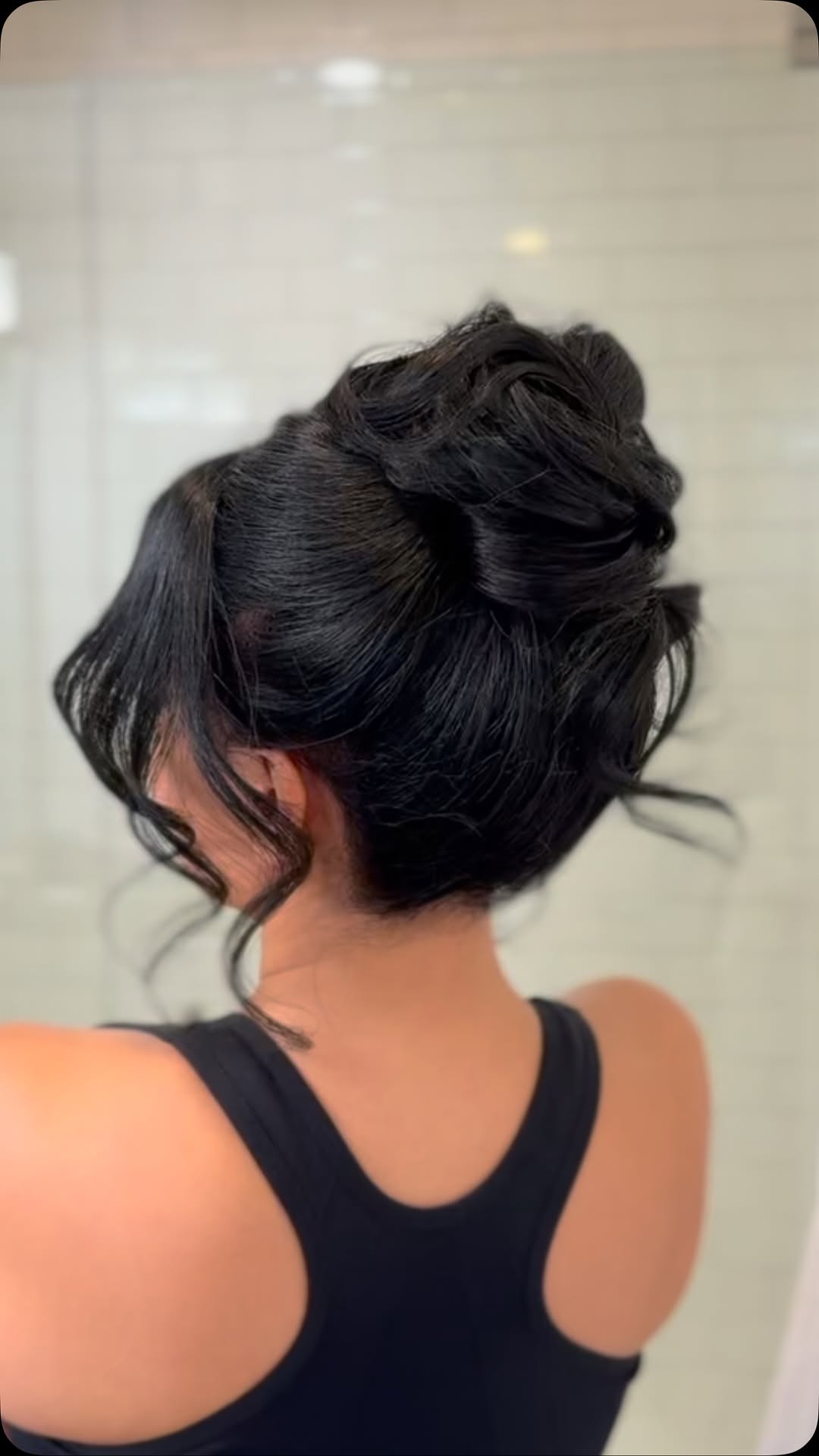 Expert updo on natural black hair using form-setting and volume techniques — elegant, structured, and long-lasting ✨🙎🏻♀️👸🏻👰🏻♀️
شینیون تخصصی روی موی مشکی با تکنیکهای فرمدهی و حجمسازی، بدون افت کار و با حفظ ظرافت خطوط ✨
📌 The style of the updo is chosen based on face shape, hair texture, and the type of event.
📍For consultations and bookings, feel free to message me via DM.
