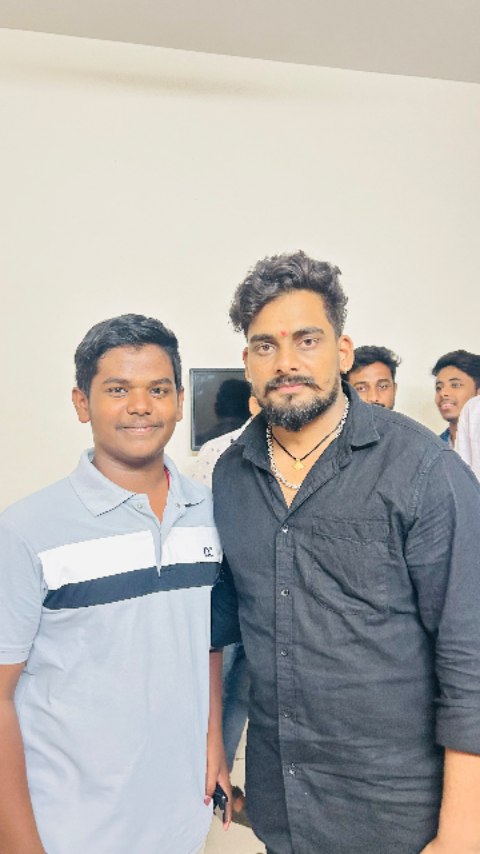 @veeru_jamkhandi_singer_ 🫶✨🤍😀
#janapda_♥️👑🥰 #veerujamakhandisinger #music_mailari #parashukolursongs🔥
#balu #belagundi_singer #malunipanalsinger