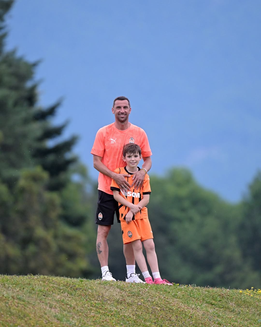 🧡 Карло та Дарійо Срна 🧡
⠀
⚒️ Сімейна підтримка 😍
⠀
🧡 Karlo and Darijo Srna 🧡
⠀
⚒️ Family support 😍
⠀
#Shakhtar #football #Ukraine #Croatia #legend