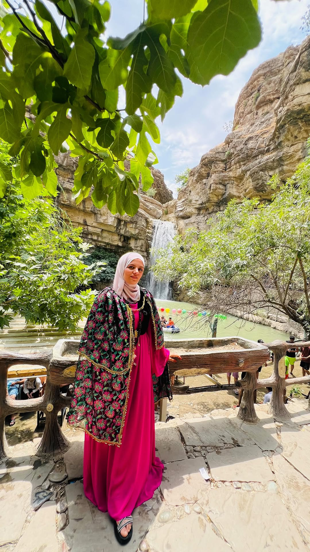 ئای ساتەکانی خۆش کە هێشتا نەگەیشتوون،
ناتوانن ڕێگایەکی کورتتر بگرنەبەر؟
پێش ئەوەی دڵمان ماندوو بێت؟
- نزار قەبانی