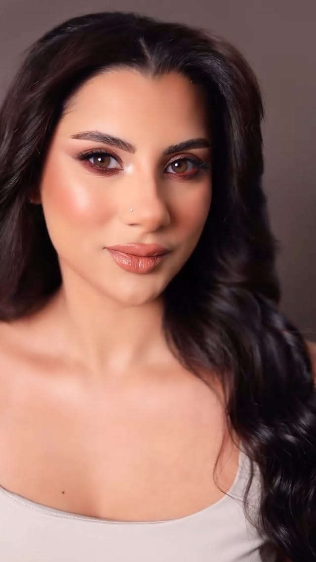 Elegance in every stroke — from glam waves to glowing skin ✨💋 Step into your spotlight.
____________________________________________________
#makeupandhair #glamgoals #raghad_almohareb