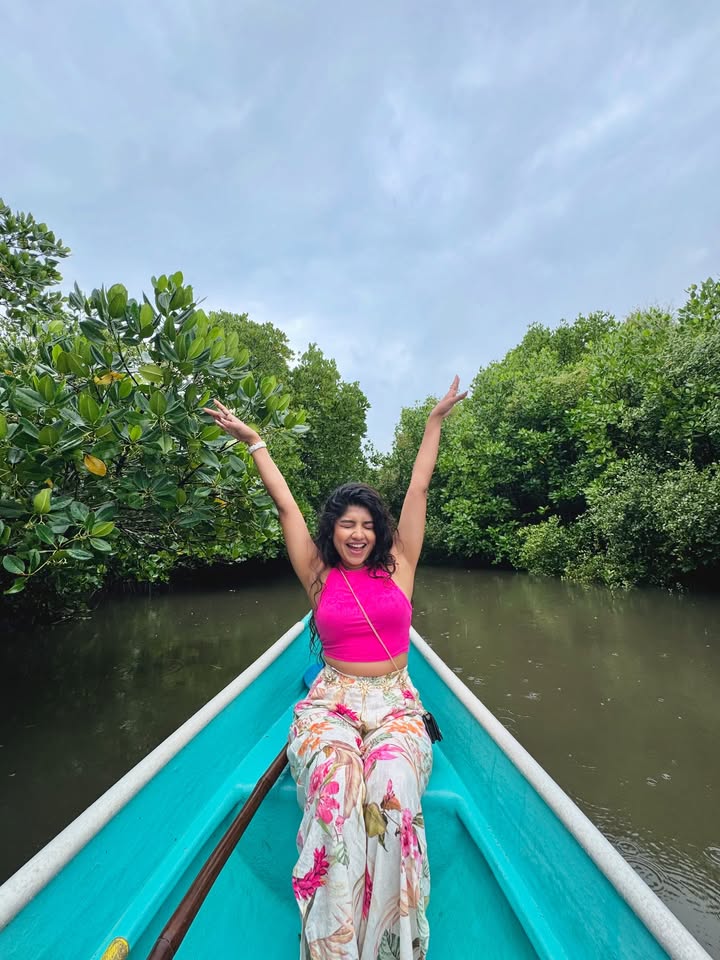 Mangroves, drizzle & my favorite girl 🤍 🛶🌴✨
#udupi #manglore #mangrove #bestfriend #rain #travel #love #bliss 🌻