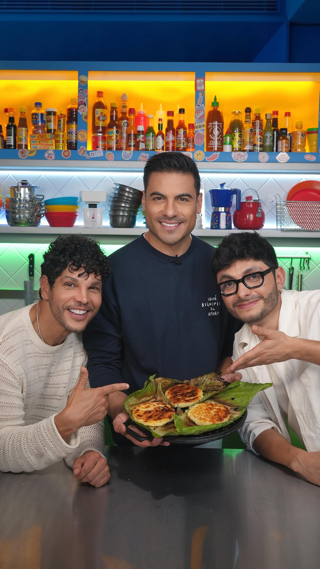 @losdenam y @carlosrivera preparan AREPAS DE MAÍZ CON QUESO 🌽🧀 Oh yeah!!
•
INGREDIENTES (para 6 arepas grandes):
▪️ 2 tazas de maíz peto (blanco y pelado)
▪️ Agua (para remojar y cocinar)
▪️ 1 cucharadita de sal
▪️ 2 tazas de queso rallado (puede ser una de queso fresco, costeño, campesino y otro de doble crema o mozarella)
▪️ 1/4 taza de mantequilla
▪️Hojas de bijao o plátano
🔪 PREPARACIÓN:
1. Lava el maíz peto y déjalo remojando en abundante agua por al menos 12 horas (de un día para otro)
2. Escurre y enjuaga el maíz.
3. Cocínalo en agua limpia (sin sal) hasta que esté muy blando. Esto puede tardar de 1 a 2 horas. Una vez cocido, escúrrelo y deja enfriar un poco.
4. Pasa el maíz cocido por un molino o procesador de alimentos hasta obtener una masa suave. Si queda muy seca, puedes añadir un poco de agua tibia.
5. Mezcla la masa con sal y el queso rallado. Agrégale mantequilla para más sabor.
6. Aplástalas con las manos hasta que queden redondas y de grosor medio (ni muy delgadas ni muy gruesas). Déjales un huequito y ponle queso costeño (salado) y queso mozarella.
7. Asa las arepas envueltas en hojas plátano o bijao en una plancha, sartén o budare caliente, sin aceite o con un poquito de mantequilla.
8. Cocina a fuego medio hasta que estén doradas por fuera y cocidas por dentro.