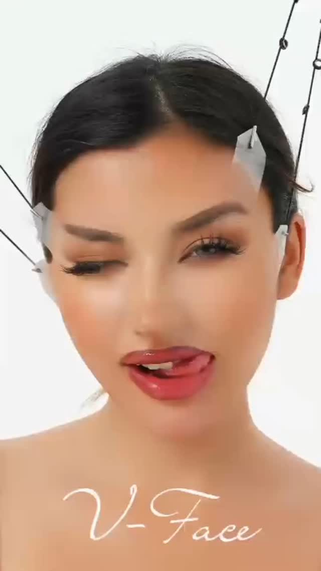 Ürün orijinal garantili
beğenmediğiniz takdirde iade edebilirsiniz
Yüz & Göz germe bantları plastik cerrahiye gerek kalmadan günlük çözümler sunmaktadır. ; *Cat eyes, bella eyes, foxy eyes bakışlarına sahip olmak artık göz açıp kapayıncaya kadar mümkün! ; *Bantlar hipoalerjeniktir, suya ve tere dayanıklıdır, üstüne makyaj uygulanabilir. ; *Gün boyu cildinizden çıkmayacak şekilde özel olarak tasarlanmıştır, siz çıkarmadığınız sürece teninizden çıkmaz. ; *Özellikle çekimlerde, özel günler ve davetlerde kullanabileceğiniz gibi günlük hayatta da rahatlıkla kullanıma uygundur. ; *Tek yapmanız gereken size uygun lastik rengini seçip, saçlarınız ya da başörtünüzle bantları gizlemek. ; *Ürün bir set ayarlanabilen yüz germe lastiği (bir adet uzun, iki ucu metal pinli lastik-Bir adet halkalı, tek ucu metal pinli lastik) ve 40 adet hipoalerjenik banttan oluşmaktadır. ; *Açılmış ürünlerin iadesi kabul edilmemektedir. ; nasıl kullanılır? ; *Uygulama yapacağınız alanın kuru ve temiz olduğundan emin olun. Cildinizde makyaj varsa mutlaka tonik, kolonya vb. alkol bazlı bir ürünle temizleyip, kurumasını bekleyin. İşlem yapılacak alanda nemlendirici krem, makyaj gibi bandın yüzünüze tutunmasına engel olacak herhangi bir ürün bulunmamalıdır. ; *Saçlarınızı kulak hizanızdan yukarıya doğru toplayıp bir toka yardımıyla sabitleyin. ; *Bantların koruyucu kağıdını açıp, önceden tespit etmiş olduğunuz alana yapıştırın. ; *Yapıştırma işlemini gerçekleştirdikten sonra parmağınızla üstüne 30 saniye kadar baskı uygulayın ve yapıştırılan bandı çıkartıp, yer değiştirmeye çalışmayın. ; *Aynı işlemi simetrik olacak şekilde yüzünüzün diğer tarafına da uygulayın. ; *Metal pinleri bantlardaki küçük deliklerden geçirin ve başınızın arkasında istediğiniz gerginliği ayarlayıp dışarda kalan metal pini halkaların birinden geçirip sabitleyin ve saçlarınız yardımıyla lastiği gizleyin. ; *Bantları çıkarırken olası irritasyonu azaltmak için yağ bazlı bir temizleme losyonu ya da nemlendiriciyi pamuk yardımıyla bant çevresine uygulayabilirsiniz. ; ;#yüzgerme #yüzbakımı #yüzgermebandı #instagram #kaşgerme #ciltbakımı