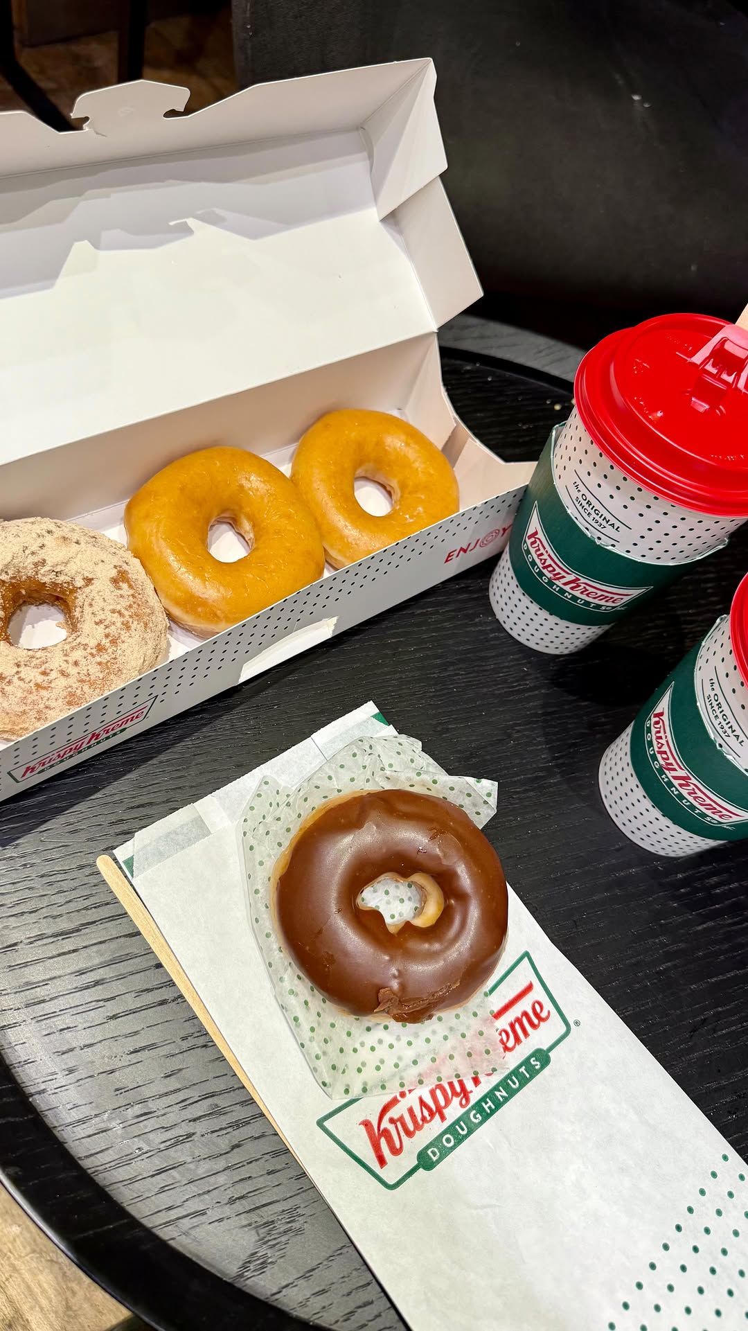 Nuestro viaje súper express de menos de 24hs a Santiago de Chile comiendo cosas riquitas en @krispykreme 🩷