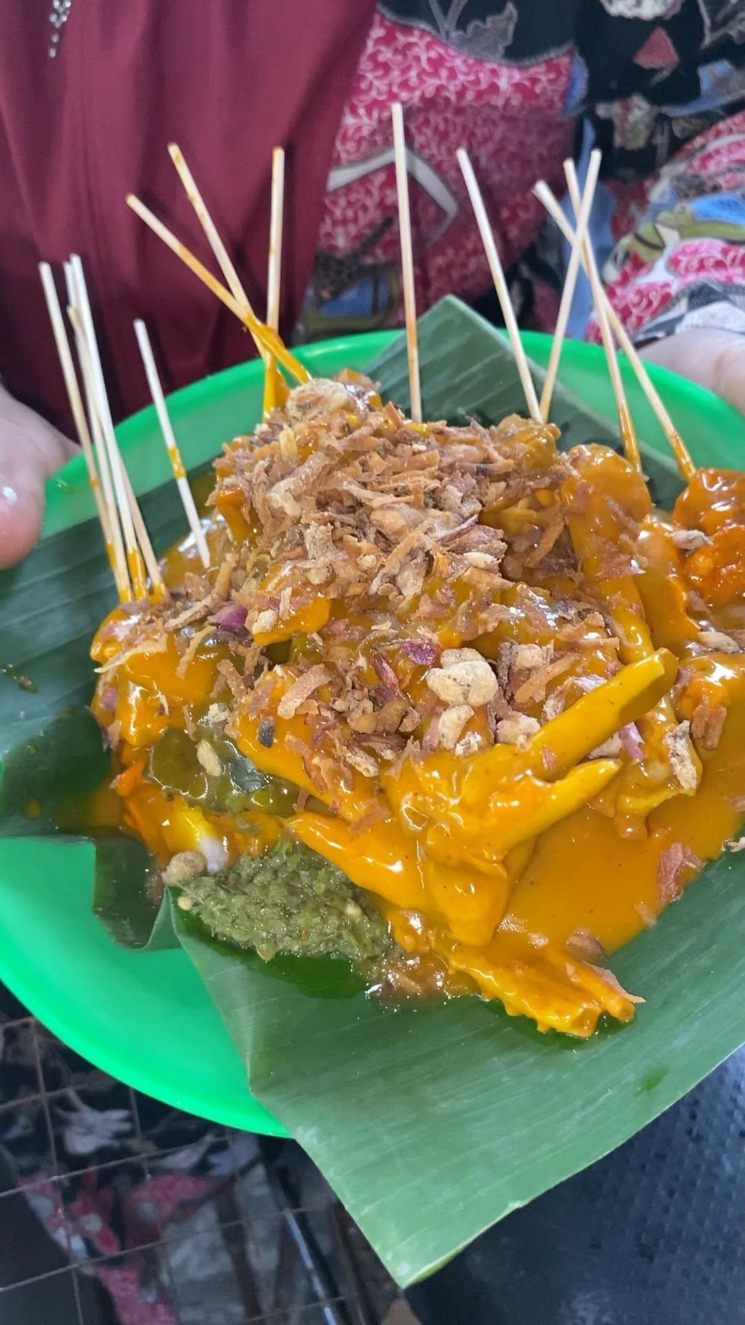 Harga satenya 6000 uda dpt tulangan juga disini..
Ada yg langganan disini ?
#makanmakanmedan #mmm #sate #satepadang #kulinermedan #kulinerpadang #kulinerhalal #sateayam #jajananhits #kulinernusantara #kulinerindonesia