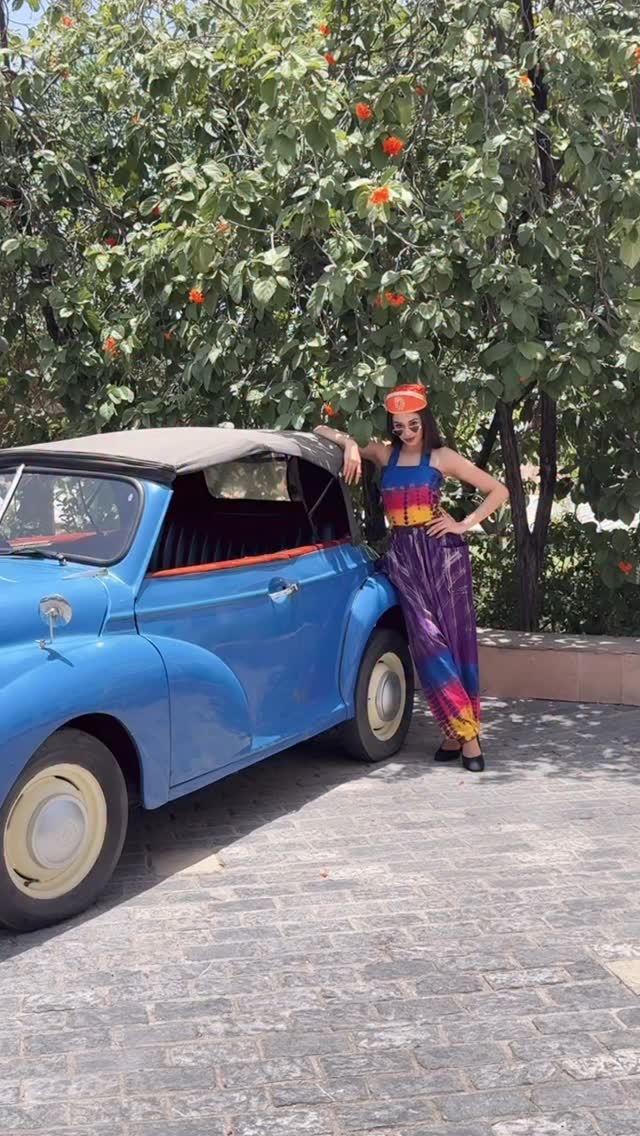 Raise your hand if you’re only here for the vintage aesthetic 🙋🏻♀️
#Vintage #Aesthetic #VintageCar #Udaipur #OOTD
#RitsBadiani #RitikaBadiani #Trend #Trending