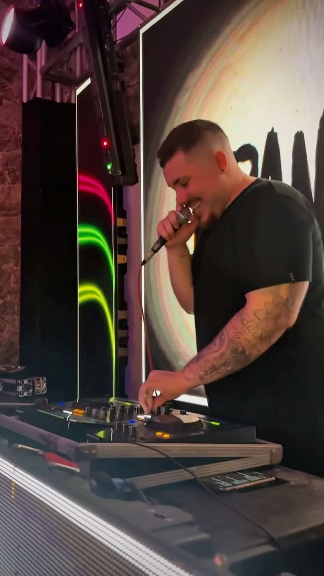 Que noite épica! 🔥 Muita energia, funk e um baile inesquecível! Veja como foi essa festa e sinta a vibe mais uma vez. 🎶✨
Quem sabe a próxima é a sua? 😉
🎥: @larafadel_
-
-
-
-
-
#djfunk #djriodejaneiro #djniteroi #funk
