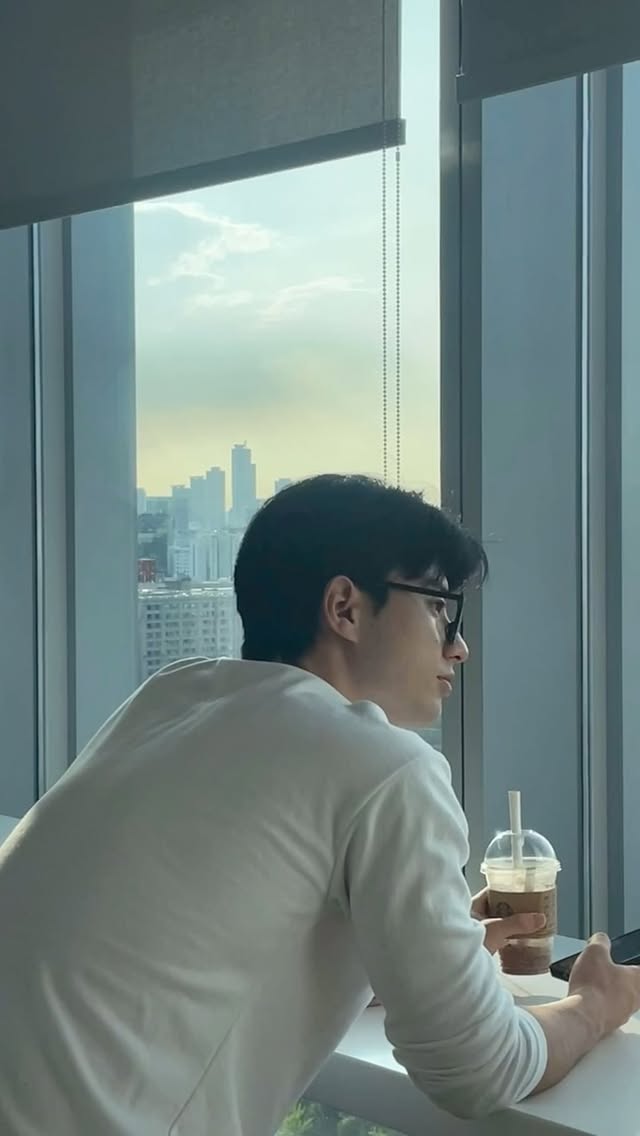 이쁜이는 뒤를 돌아봅니다. 🤓
#여의도 #ifc몰 #스타벅스